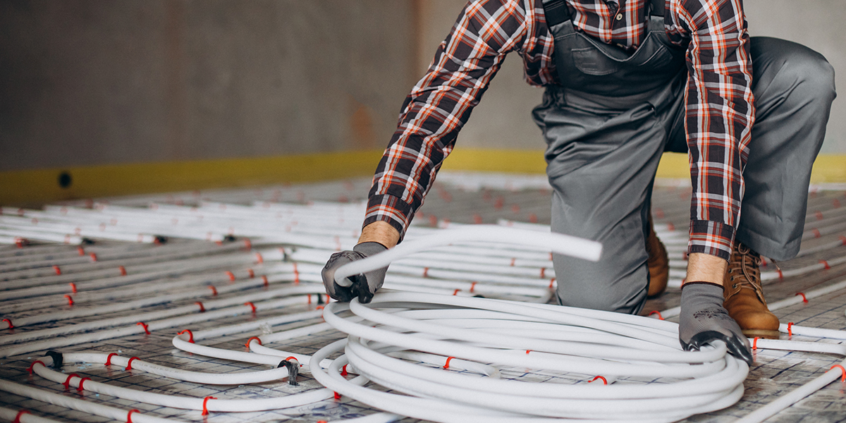 découvrez tout ce que vous devez savoir sur le plancher chauffant : coûts d'installation, avantages, choix des matériaux et conseils pratiques pour un confort thermique optimal dans votre intérieur.