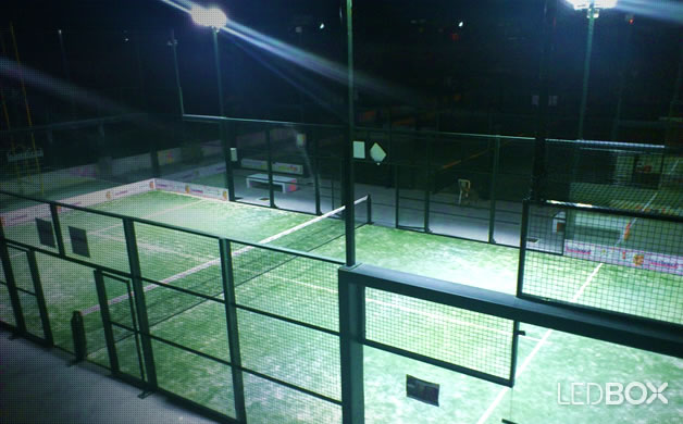 découvrez nos conseils et étapes essentielles pour l'installation d'un éclairage efficace sur un terrain de padel, afin d'améliorer la visibilité et le confort de jeu en soirée.
